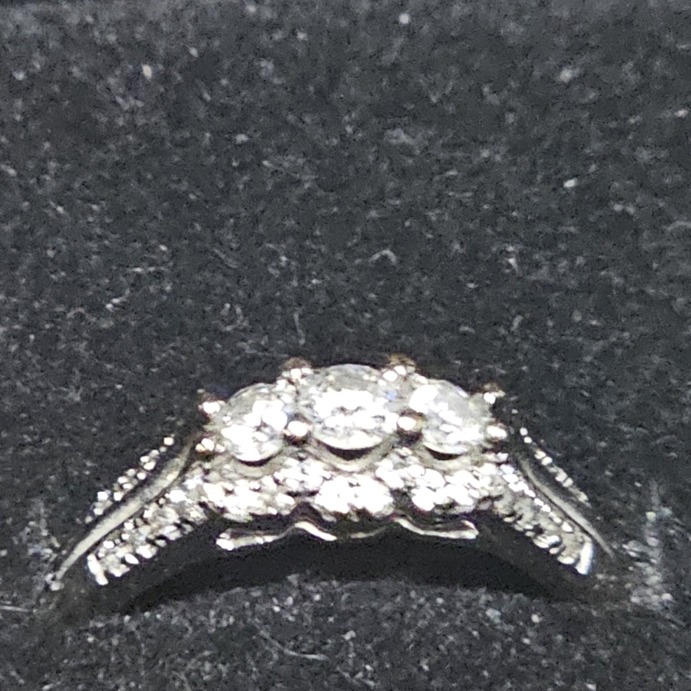 Three stone hearts on fire 10kt white gold diamond ring